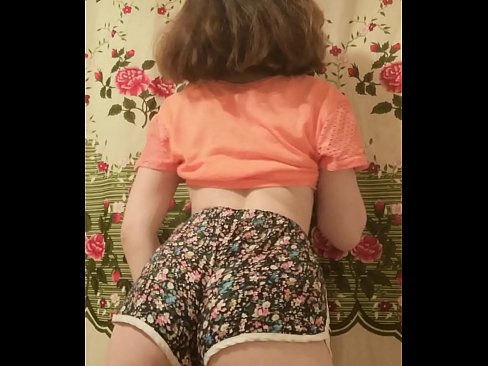 ❤️ Dhallaan yar oo sexy ah oo iska siibaysa surwaalka gaaban ee kamarada %so.xxxpornolive.ru ❌